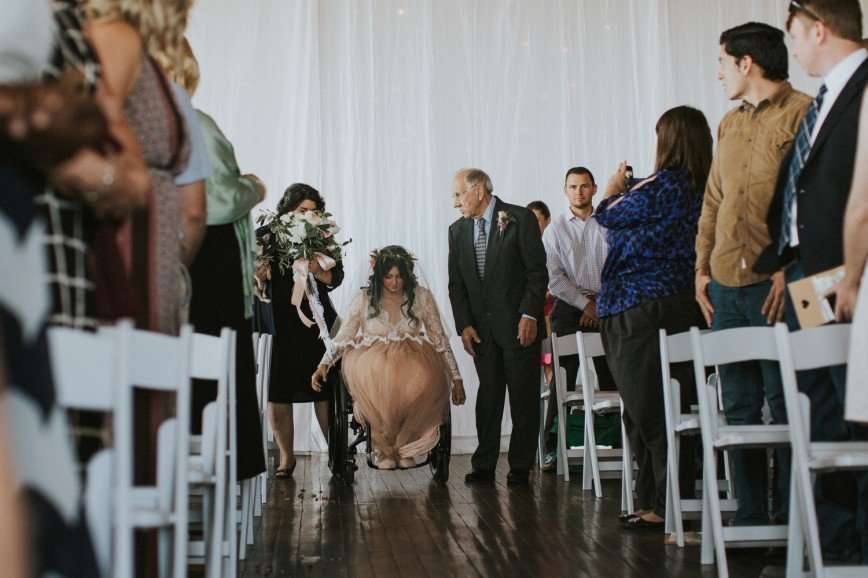 Невеста поднялась с инвалидного кресла прямо перед алтарем