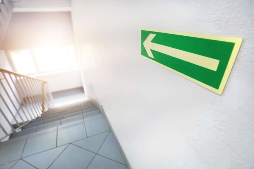 Сделать маску, лечь на пол, забыть о лифтах: 7 важных советов от эксперта по безопасности
