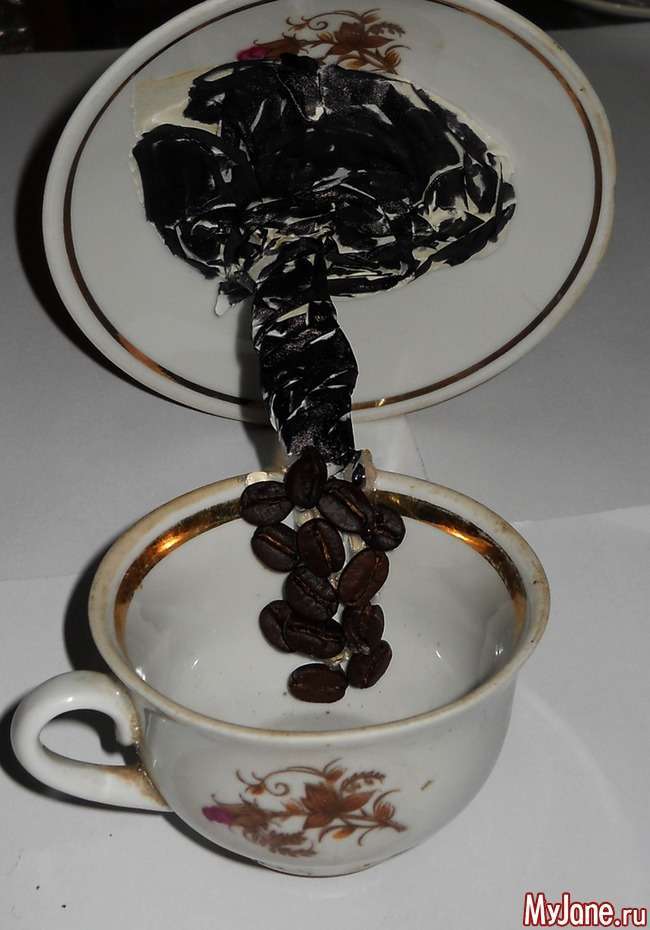 Чашечка з пролитим кави