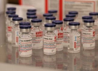 Розробник російської вакцини заявив, що covid-19 “молодіє”
