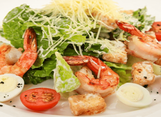 Готуємо знаменитий салат цезар в оригінальному варіанті-додамо креветок і отримаємо супервкусное блюдо