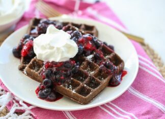 Вафлі з подвійним шоколадом і ягідним соусом: Рецепт насолоди