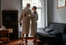 Почему пожилые люди встают с рассветом: наука о старении и сне