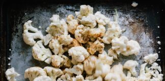 Mit Tahini glasierter gerösteter Blumenkohl: Ein Rezept, das den Menschenmengen gefällt