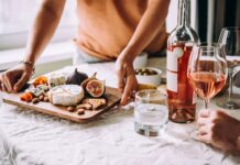 Французская «Вежливая Задержка»: Почему Приходить вовремя в Париже Считается Невоспитанным