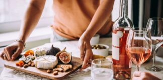 Le « retard poli » français : pourquoi se présenter à l’heure est considéré comme impoli à Paris