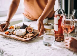 Французьке «ввічливе запізнення»: чому вчасно в Парижі вважається невихованим