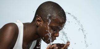 Dermatologen sind sich einig: Sanfte Reinigungscremes eignen sich am besten für die tägliche Gesichtsreinigung