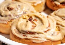 Виведіть свої булочки з корицею на новий рівень: секрет у коричневій масляній глазурі