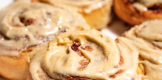 Mejora tus rollos de canela: el secreto es el glaseado de mantequilla marrón