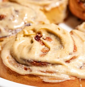 Виведіть свої булочки з корицею на новий рівень: секрет у коричневій масляній глазурі