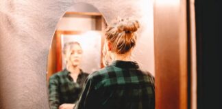 Die sich verändernde Landschaft der Schönheit: Wie subtile Standards junge Frauen beeinflussen