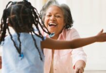 Підтримка бабусь пом’якшує наслідки дитячої травми, показує дослідження