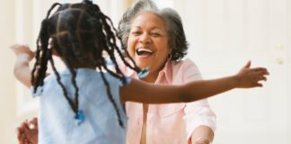 Le soutien des grands-mères atténue les traumatismes de l’enfance, selon une étude