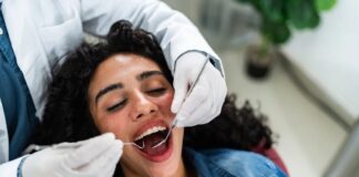 Zvyšování tlaku při honbě za „dokonalými“ zuby: Jak sociální média podporují kosmetickou stomatologii