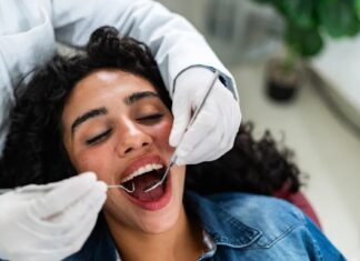 Тиск у Погоні за “Ідеальними” Зубами: Як Соціальні Мережі Підживлюють Косметичну Стоматологію