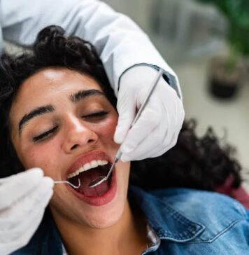 Тиск у Погоні за “Ідеальними” Зубами: Як Соціальні Мережі Підживлюють Косметичну Стоматологію