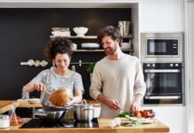 Mengapa Psikolog Merekomendasikan Memasak pada Tanggal: Beyond the Charm