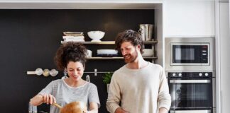 Por que os psicólogos recomendam cozinhar em um encontro: além do charme