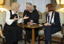 Королева Камілла Зустрілася з Пережила Згвалтування Жизель Пеліко в Символічній Зустрічі в Кларенс-Хаусі