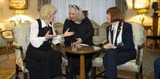 Královna Camilla se setkává s přeživší znásilnění Giselle Pelicault na symbolickém setkání v Clarence House