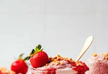 Просте посібник з приготування ніжного пудингу з насіння чіа з полуницею та вершками