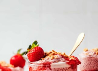 Просте посібник з приготування ніжного пудингу з насіння чіа з полуницею та вершками