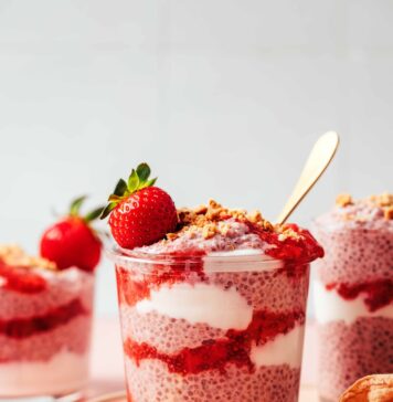 Просте посібник з приготування ніжного пудингу з насіння чіа з полуницею та вершками