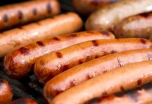 Proč je majonéza s kyselou okurkou perfektní doplněk k párkům v rohlíku