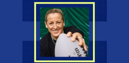 Дівчина, яка повернула прапоровий футбол у школах США