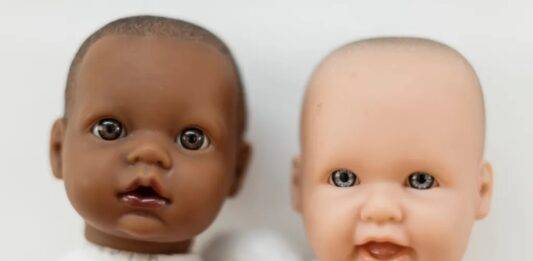 Como o bebê Sylas está normalizando a paternidade por meio de brincadeiras com bonecas