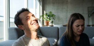 Waarom uw partner uw geheimen deelt een stil verraad is